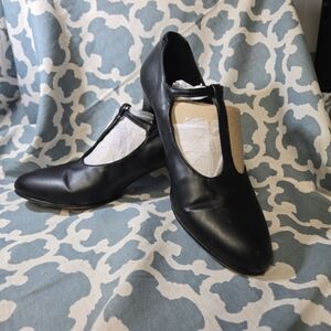 Capezio Womens Jr. Footlight T-Strap  kitten  dancing shoes  leather sole